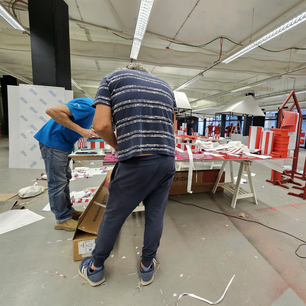 Trabalho de produção numa bancada